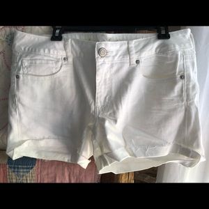 American Eagle White stretch Jean shorts Sz-14